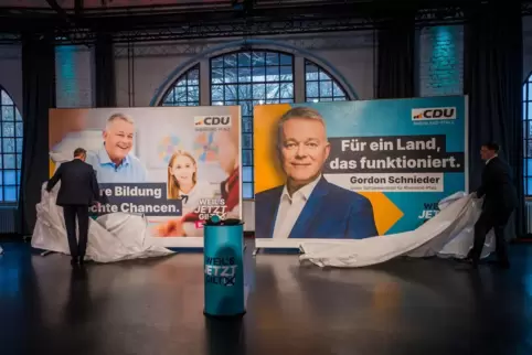 CDU-Spitzenkandidat Gordon Schnieder und Generalsekretär Johannes Steiniger (rechts) enthüllen die Plakate der Landtagswahlkampa