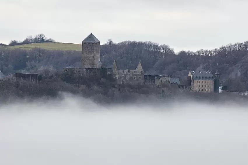 Diese Aufnahme zeigt die Burg Lichtenberg, die sich aus dem Morgennebel erhebt. Das Foto stammt von Dirk Stelzer.