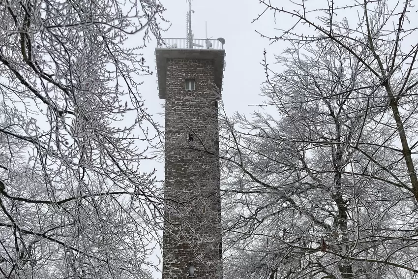 Der Potzbergturm am 11. Januar bei Winterwetter – ein Foto von Helmut Fehrentz.