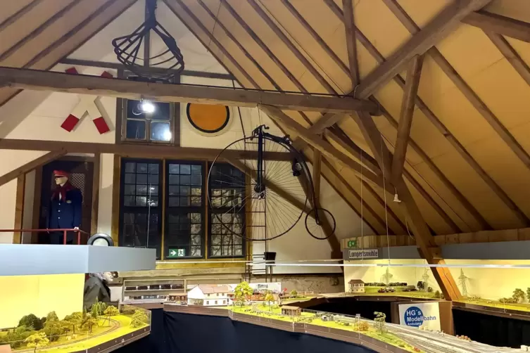 Im fr&uuml;heren Heuboden ist die Bachbahn detailgetreu nachgebildet. Auch anderes, wie ein altes Hochrad, ist dort zu entdecken. 