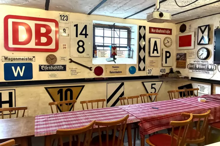 Im ehemaligen Kuhstall kann man im &bdquo;Gleis 3&ldquo; verweilen und in Erinnerungen an die Bachbahn schwelgen. 