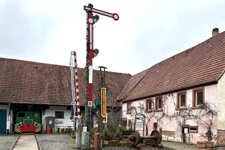 Der ehemalige Bauernhof Schermer in Erfenbach beherbergt heute das Bachbahnmuseum sowie ein K&uuml;nstlerhaus (rechts).