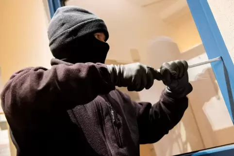 Bei dem Einbruch wurden Bargeld und Schmuck gestohlen. 