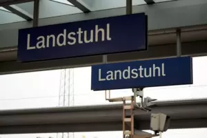 Nach dem Angriff auf einen Zugbegleiter bei einer Ticketkontrolle bei Landstuhl ist der Mann an seinen Verletzungen gestorben. 
