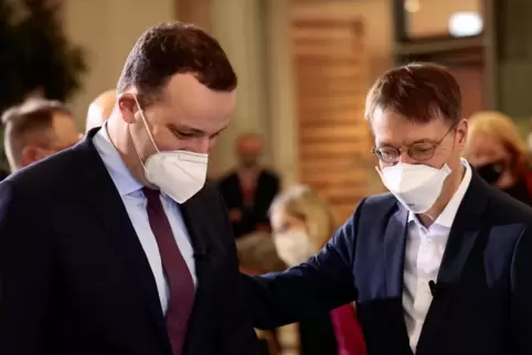 Der damals neue Bundesgesundheitsminister Karl Lauterbach (rechts) redet 2021 bei einer Übergabezeremonie mit seinem Amtsvorgäng