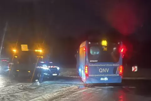 Am frühen Mittwochmorgen ist ein QNV-Bus auf einen Kreisel auf der Husterhöhe geschlittert. 