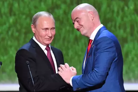 Russlands Rückkehr in den Fußball müsse geprüft werden, sagte FIFA-Boss Gianni Infantino(r.). 