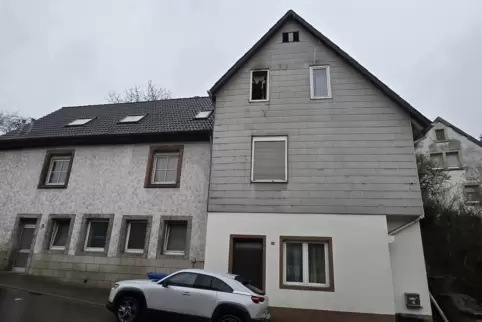 Im zweiten Stock des Hauses in der Lindenstraße (Gebäude rechts) brach am frühen Sonntagabend ein Brand aus.