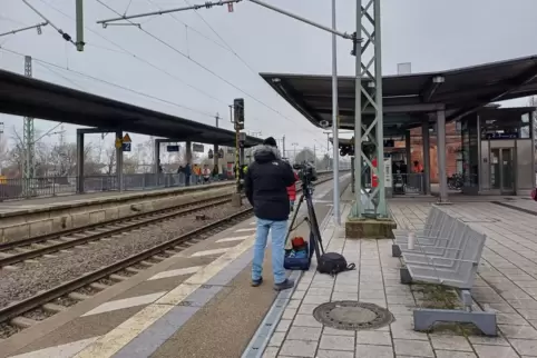 Am Landstuhler Bahnhof gab es am Mittwoch eine Schweigeminute für den verstorbenen Schaffner Serkan C. Vor Ort war auch ein Fern
