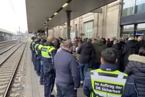 Am Mittwochnachmittag hatten sich auf Gleis 1 des Mannheimer Hauptbahnhofs Dutzende Menschen zu einer Schweigeminute versammelt,