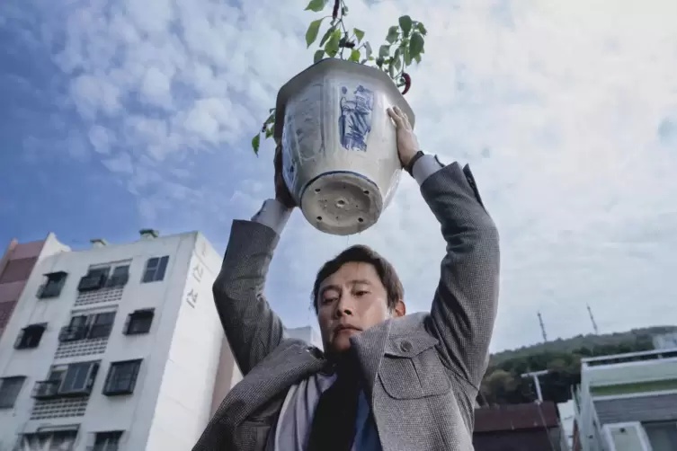 Konkurrenzbeseitigung: Man-su (Lee Byung-hun) verliert mit seinem Arbeitsplatz auch moralische Skrupel. 