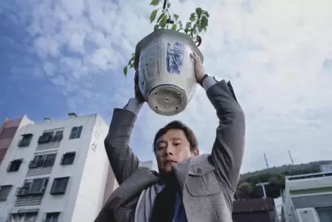 Konkurrenzbeseitigung: Man-su (Lee Byung-hun) verliert mit seinem Arbeitsplatz auch moralische Skrupel. 