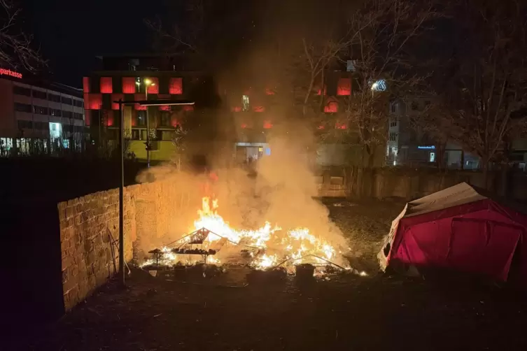 In der Nacht auf Donnerstag sind mehrere Kälteiglus für Obdachlose auf der Pfarrwiese von St. Martin abgebrannt. 