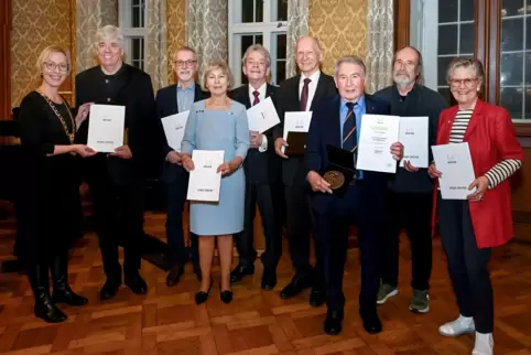 Oberbürgermeisterin Stefanie Seiler ehrt (von links): Hermann Layher, Hans-Peter Rottmann, Christel Koch, Rolf Weis, Gottfried J Oberbürgermeisterin Stefanie Seiler ehrt (von links): Hermann Layher, Hans-Peter Rottmann, Christel Koch, Rolf Weis, Gottfried J