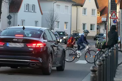 In Römerberg herrscht oft viel Verkehr. Die Gemeinde versucht die Situation seit Jahren zu entschärfen. 
