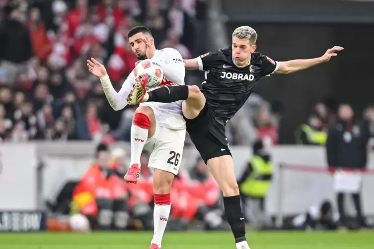 Der Stuttgarter Deniz Undav im Duell mit Freiburgs Matthias Ginter.