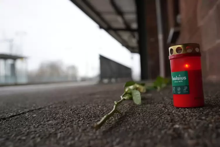 Blumen und Kerzen am Bahnsteig in Gedenken an den get&ouml;teten Zugbegleiter aus Ludwigshafen. 