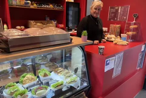 Aida Dawoud ist die Chefin im „Snacks Stopp“ in der Bahnhofshalle. Aida Dawoud ist die Chefin im „Snacks Stopp“ in der Bahnhofshalle.