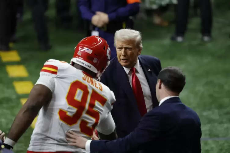 Donald Trump besuchte den Super Bowl 59 zwischen Philadelphia und Kansas City. Chris Jones begr&uuml;&szlig;te den Pr&auml;sidenten. 