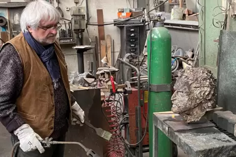 Der Künstler, entflammt: Thomas Duttenhoefer vor dem Wolfgang-Niedecken-Kopf. Der Künstler, entflammt: Thomas Duttenhoefer vor dem Wolfgang-Niedecken-Kopf.
