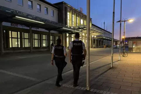 Bundespolizisten bei der Streife am Bahnhof in Kaiserslautern. 