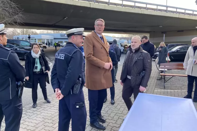Ministerpr&auml;sident Alexander Schweitzer bei seiner Ankunft vor der Moschee.