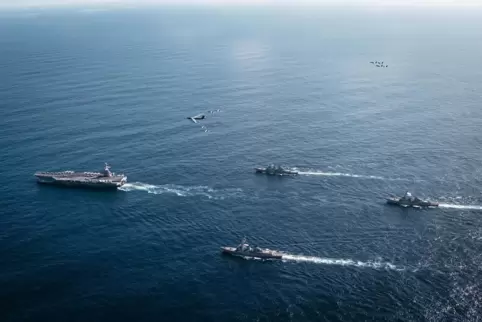 Der US-Flugzeugträger Gerald Ford unterwegs mit Kampfschiffen der US-Navy in der Karibik. 
