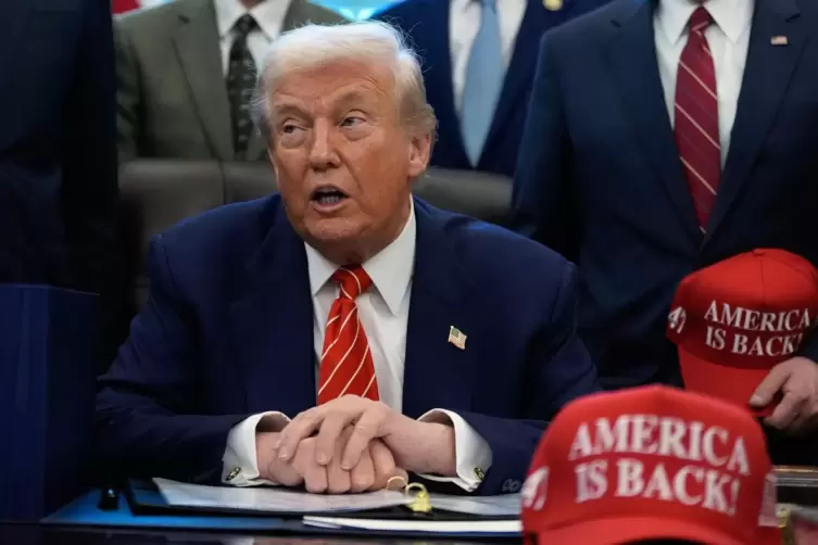 US-Pr&auml;sident Donald Trump sagt, die USA h&auml;tten die F&uuml;hrung Venezuelas &uuml;bernommen. Offiziell ist Maduros Vize Delcy Rodr&iacute;guez an 