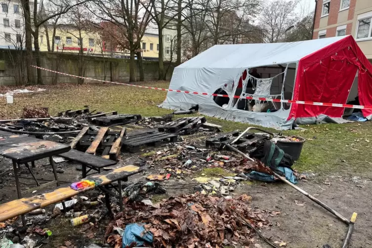 Am Morgen danach wird der Schaden sichtbar: Ein Zelt ist abgebrannt, das andere stark besch&auml;digt. 