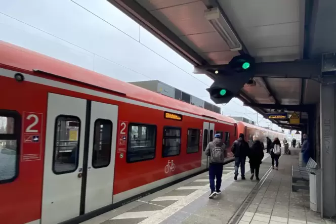 Zwei Tage nach dem tödlichen Angriff auf den Zugbegleiter wirkt am Landstuhler Bahnhof alles ruhig.
