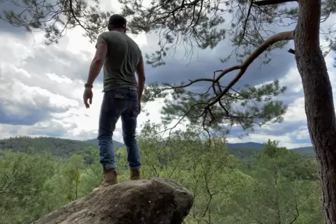 In reizvoller Leiningerland-Landschaft: Ein Wanderer genießt die Aussicht am Leininger Burgenweg. 