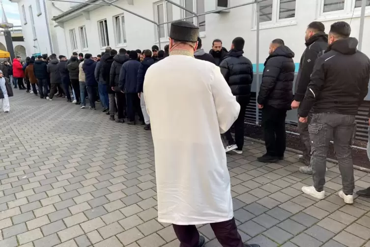 Trauernde verabschieden sch von der Familie.