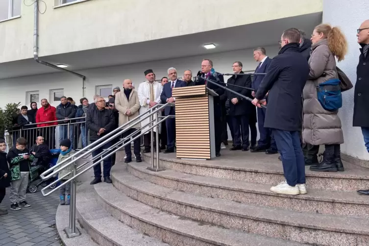 Oberb&uuml;rgermeister Klaus Blettner sicherte der Familie Hilfe zu.