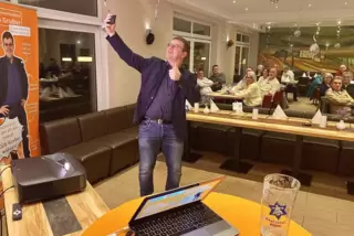 Beim obligatorischen Selfie ganz zum Schluss: Bürgermeister-Kandidat Philipp Gruber mit seinem Publikum im Lauterecker Lokal Tos