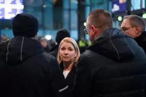 Steigende Gewaltbereitschaft: Dieses Problem will Bahnchefin Palla, hier am Donnerstag in Berlin im Gespräch mit Mitarbeitern de