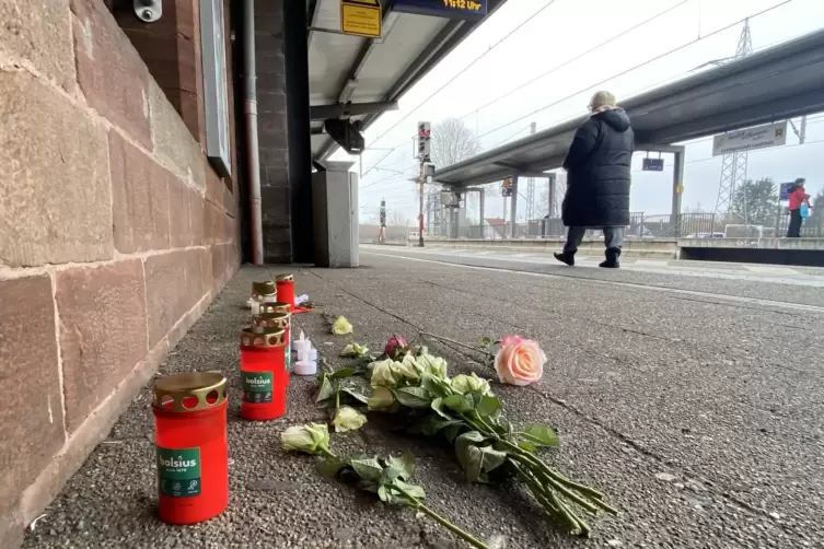 Am Bahnhof Landstuhl erinnern Blumen und Kerzen an das Opfer. 