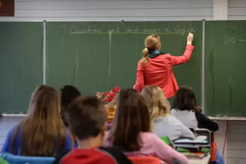 Eine Lehrerin erläutert den Unterrichtsstoff an der Tafel. Im aktuellen Fall ermittelt die Staatsanwaltschaft bei einer im Donne Eine Lehrerin erläutert den Unterrichtsstoff an der Tafel. Im aktuellen Fall ermittelt die Staatsanwaltschaft bei einer im Donne