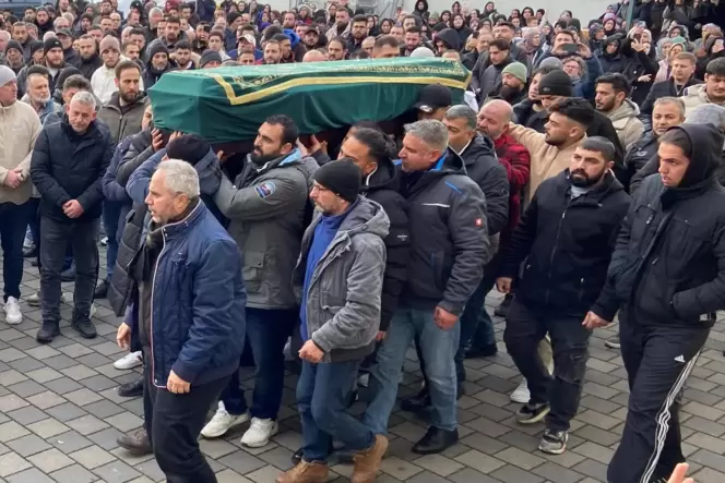 Der Sarg mit dem Leichnam von Serkan C. wird vom Hof der Moschee getragen. Der 36-Jährige wird in Gaziantep beigesetzt.