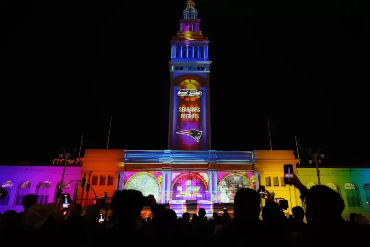 Bunt: Auch das Ferry Building auf dem Harry Bridges Plaza in San Francisco steht im Zeichen des Mega-Events namens Super Bowl.