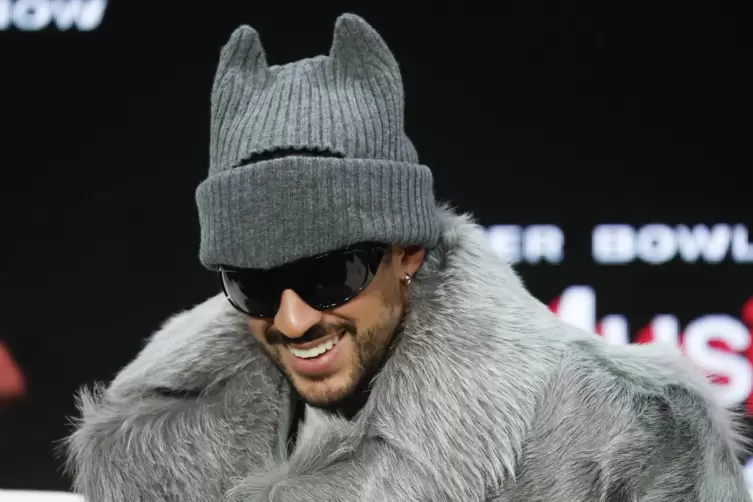 Auf Musiker Bad Bunny sind alle Augen gerichtet, wenn er die Super-Bowl-Halbzeit-Show in der Nacht zu Montag bestreitet. 