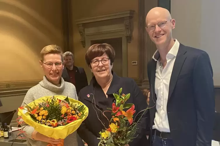 Zwei von vielen Gratulanten f&uuml;r die nach 16 Jahren scheidende B&uuml;rgermeisterin Monika Kabs: Sylvia Holzh&auml;user (links) und Johanne