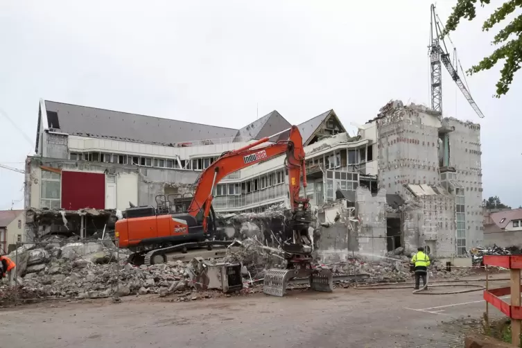 Teilabriss des Bestandsgeb&auml;udes: Arbeiten mit schwerem Ger&auml;t schon im Oktober.