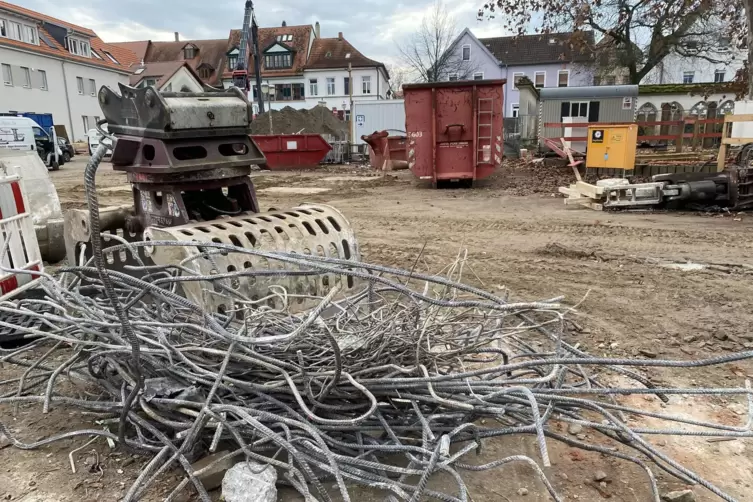Auf dem Gel&auml;nde: Eisenteile aus Abbruchmaterial. 