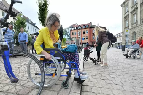Eine von mehreren Bürgerbeteiligungen im Vorfeld der Neugestaltung des Postplatzes: Befahrbarkeit mit Rollstühlen kann getestet Eine von mehreren Bürgerbeteiligungen im Vorfeld der Neugestaltung des Postplatzes: Befahrbarkeit mit Rollstühlen kann getestet