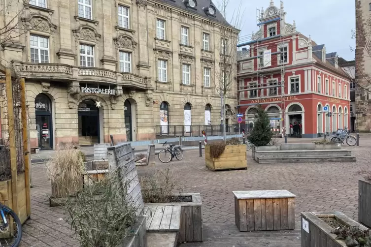 Blick von der Mittelinsel auf das Postgalerie-Portal: Wie kann diese Fl&auml;che aufgewertet werden? 