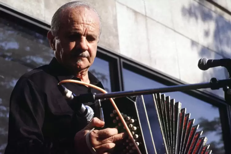 Astor Piazzolla ist ein argentinischer Bandoneon-Spieler und Komponist. Er revolutionierte den traditionellen Tango, den er mit 