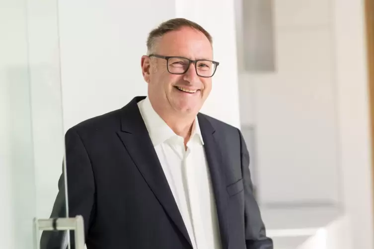 Walter Schmitt, B&uuml;rgermeister von Hochdorf-Assenheim, m&ouml;chte Verbandsb&uuml;rgermeister werden und tritt gegen Stefan Veth an. 
