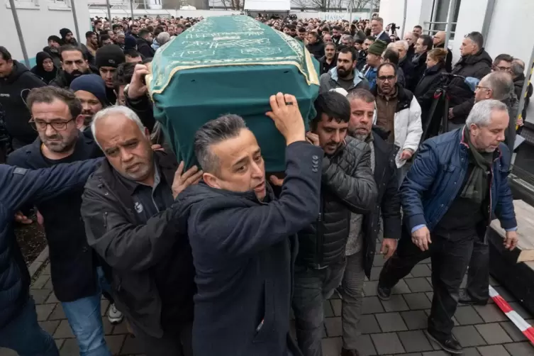 Familienmitglieder und Bekannte tragen den Sarg von Serkan C. beim Totengedenken am Donnerstag in Ludwigshafen. 