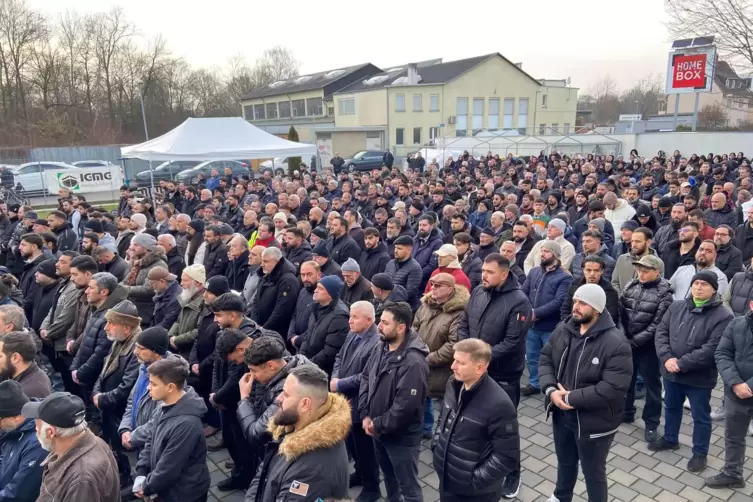 Mehr als 1000 Menschen sind beim Totengedenken in Ludwigshafen dabei. 