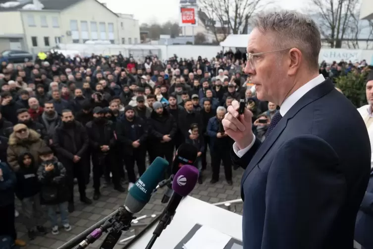 Ministerpr&auml;sident Alexander Schweitzer spricht beim Totengedenken und anschlie&szlig;end mit der Familie des Get&ouml;teten.